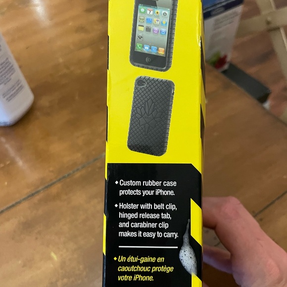 Roots tuff skin iPhone 4 case and screen protector brand new sealed box - Picture 2 of 3